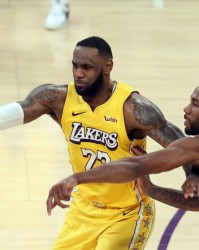 jjb官网- 湖人险胜勇士晋级西部决赛，詹姆斯关键三分锁定胜局  