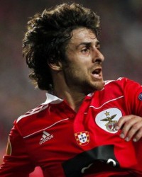 竞技宝- 甘冈艺术足球风靡，画家联名款球衣热销