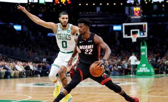  杰伦布朗末节接管比赛绿军险胜活塞