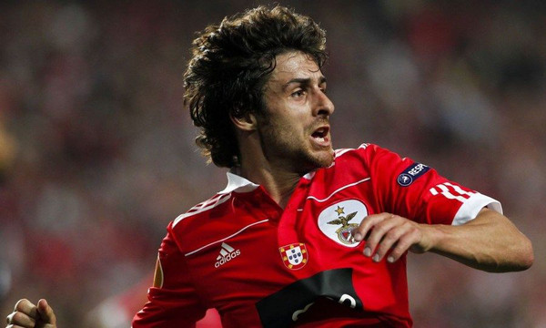  甘冈艺术足球风靡，画家联名款球衣热销