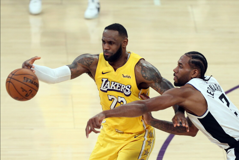  湖人险胜勇士晋级西部决赛，詹姆斯关键三分锁定胜局  