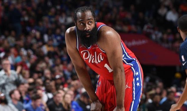  76人恩比德因伤缺阵，哈登单核带队告负  