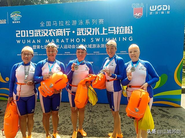  波鸿俱乐部举办慈善赛，多名退役球星重返绿茵场  