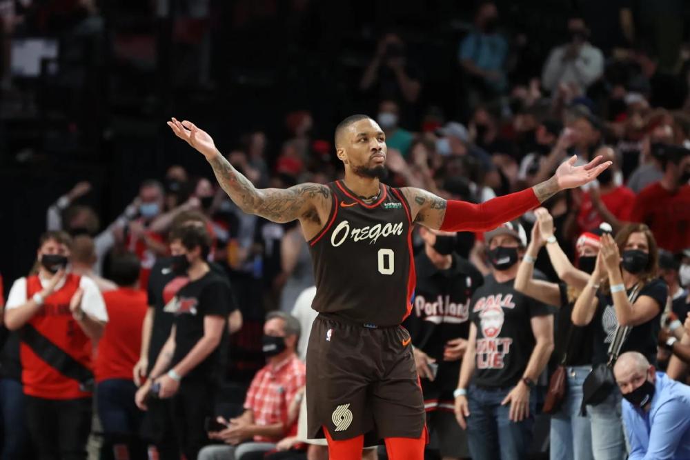  开拓者利拉德表态愿终老球队，忠诚感动球迷  